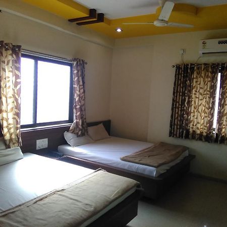 Hôtel Sri Sai Sannidhi à Shirdi Extérieur photo