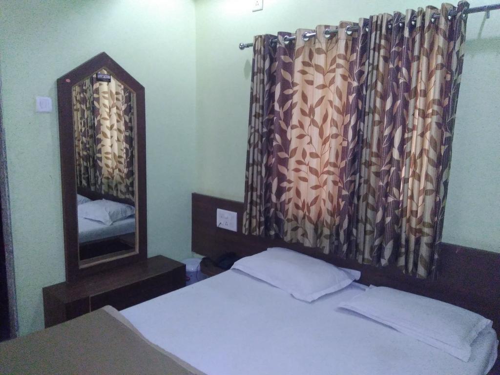 Hôtel Sri Sai Sannidhi à Shirdi Extérieur photo