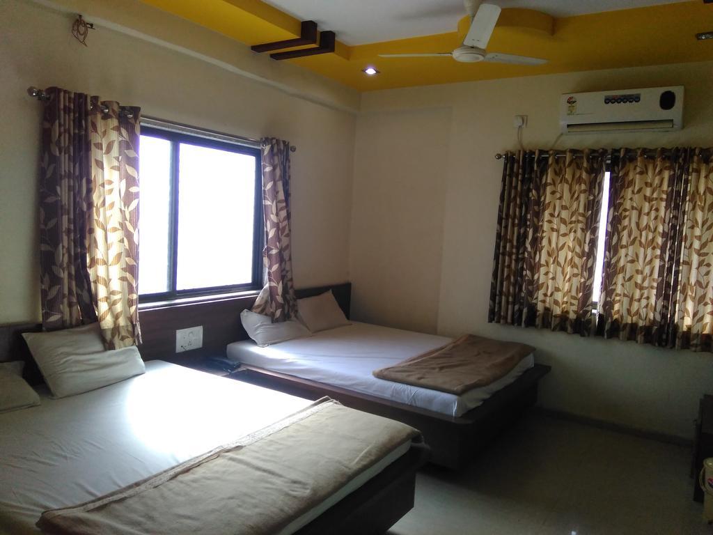 Hôtel Sri Sai Sannidhi à Shirdi Extérieur photo