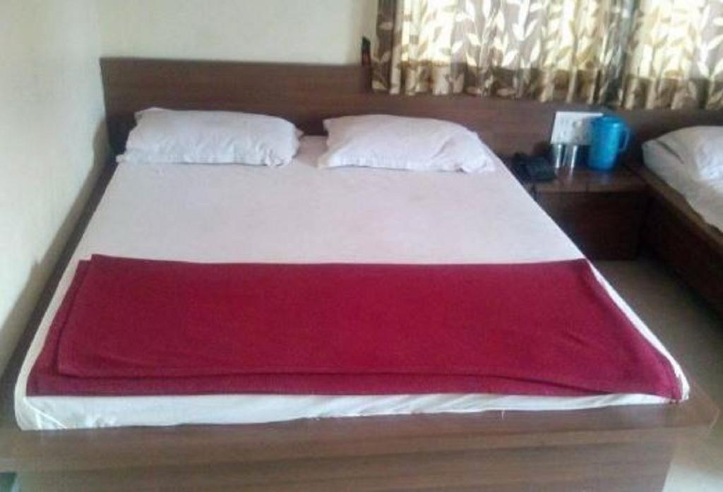 Hôtel Sri Sai Sannidhi à Shirdi Extérieur photo