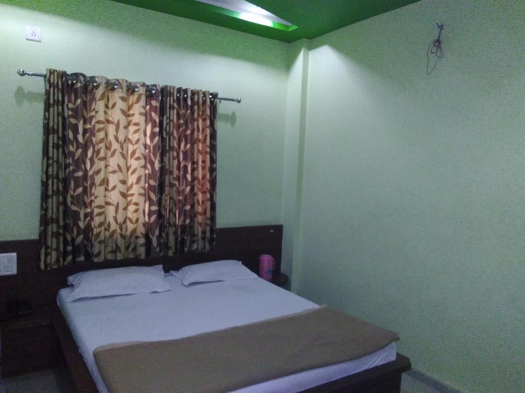 Hôtel Sri Sai Sannidhi à Shirdi Extérieur photo